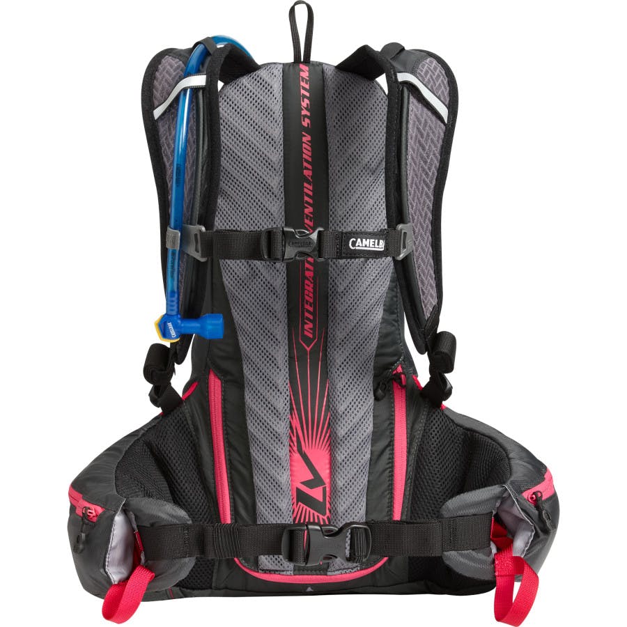https://activejunky.s3.amazonaws.com/images/products/camelbak-spark-1.jpg